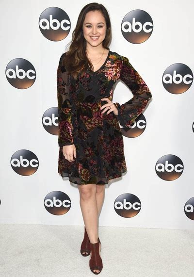 Hayley Orrantia: Bra Size and Body Measurements。